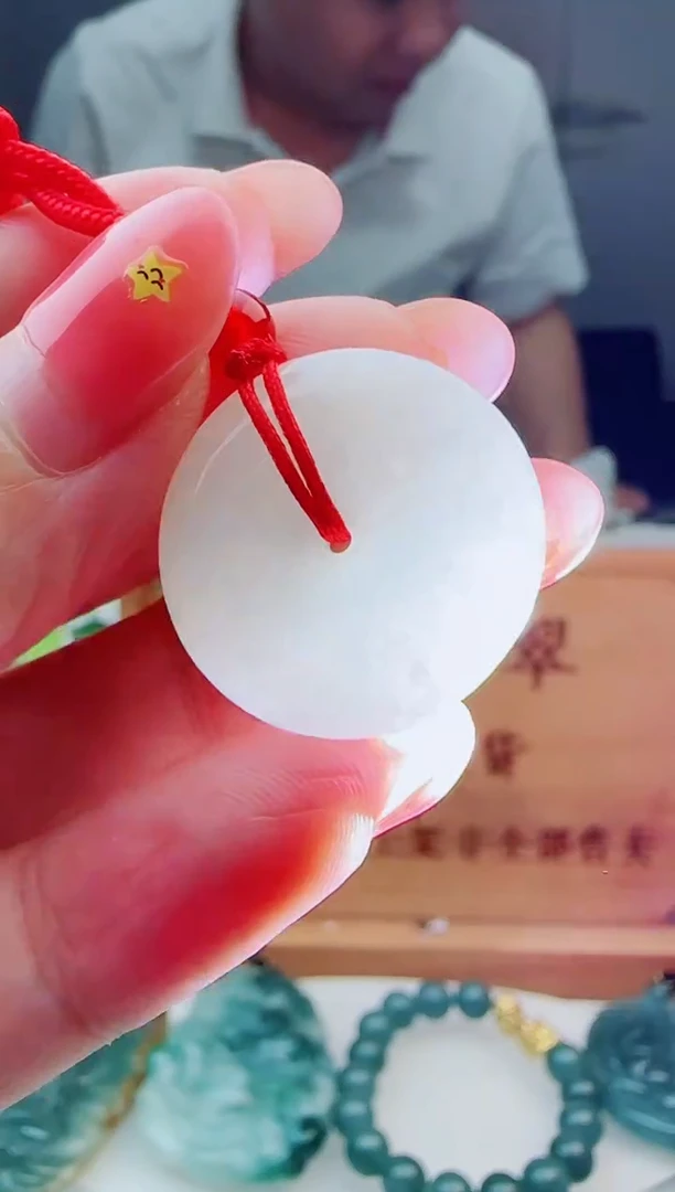 翡翠未镶嵌颈饰多样性发货其中一件