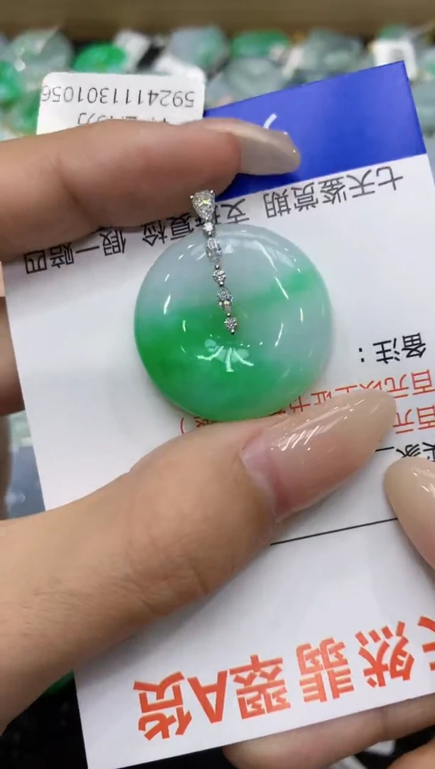 翡翠18K金镶嵌颈饰111111111111