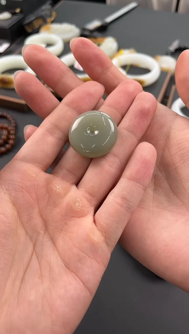 手串未镶嵌和田玉且末青白平安扣微色差