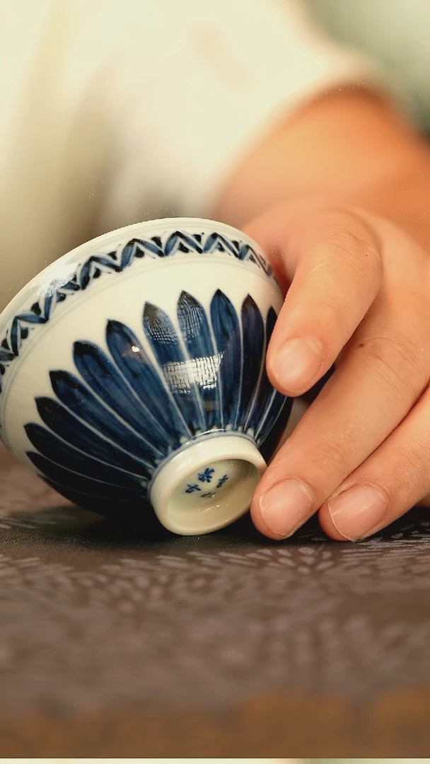 仿明青花菊瓣鸡心杯