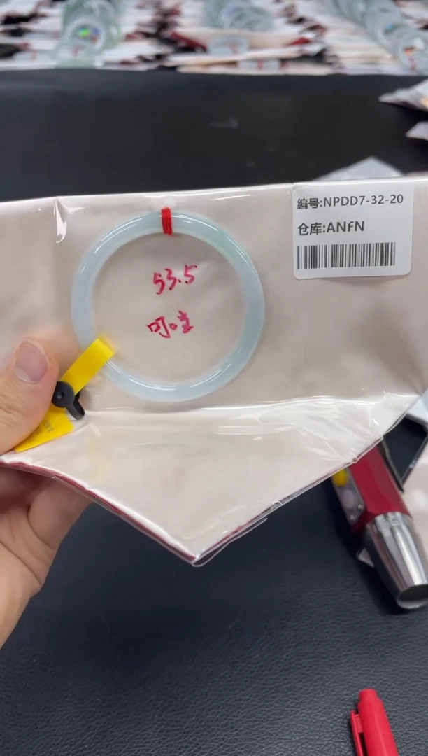 翡翠手镯未镶嵌翡翠手镯