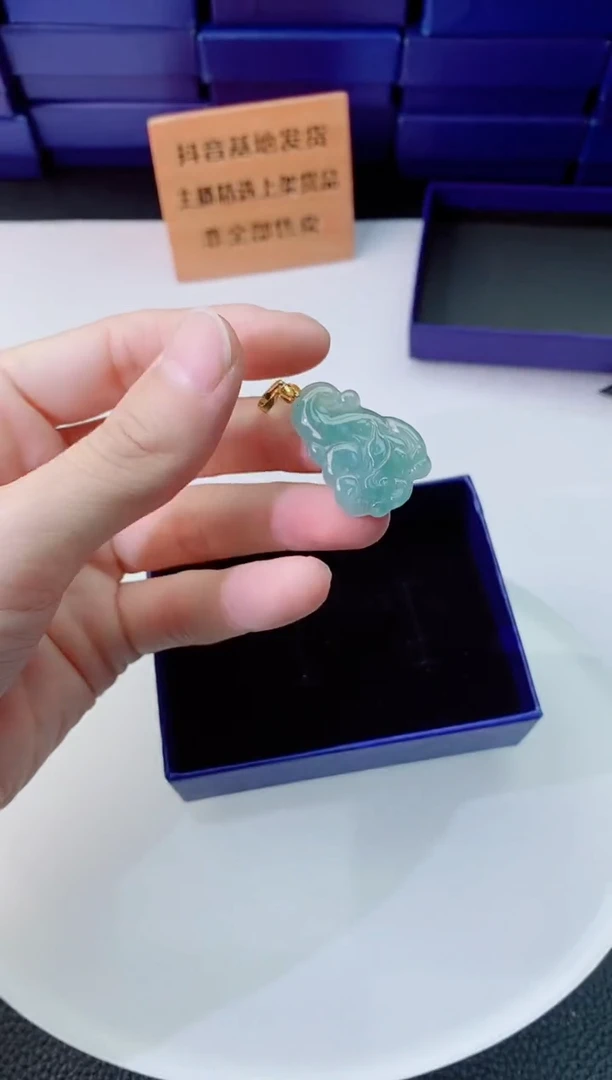 翡翠未镶嵌颈饰      `