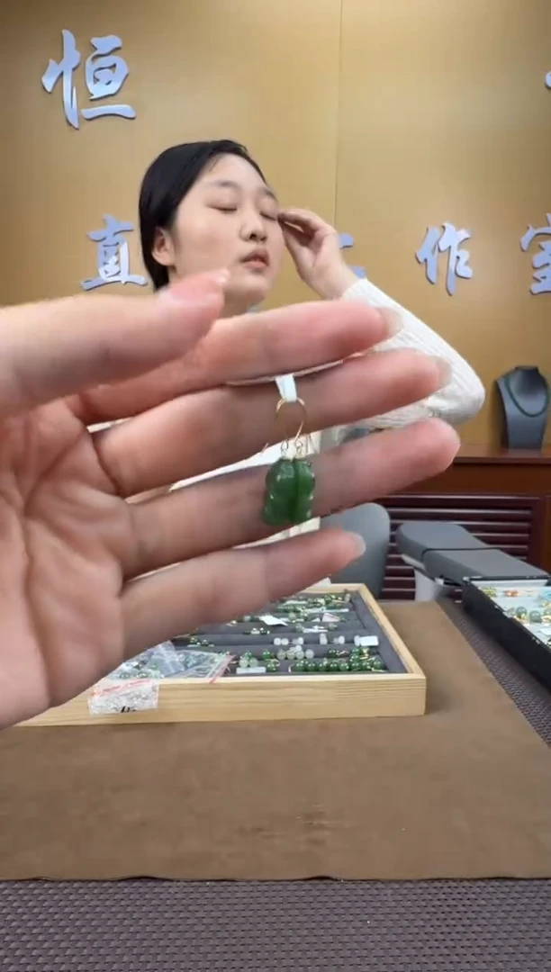 颈饰18K金镶嵌和田玉耳饰一对