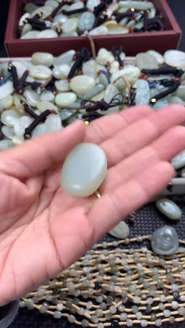 颈饰未镶嵌和田玉（多样性发一件）没有证书有瑕