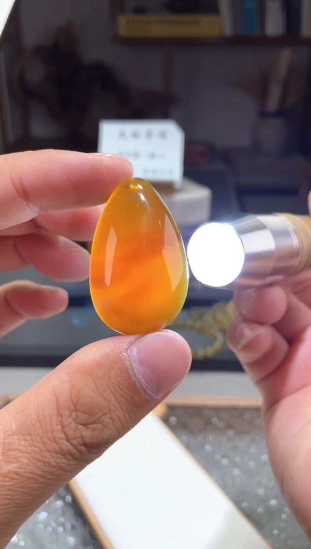 琥珀颈饰未镶嵌随形