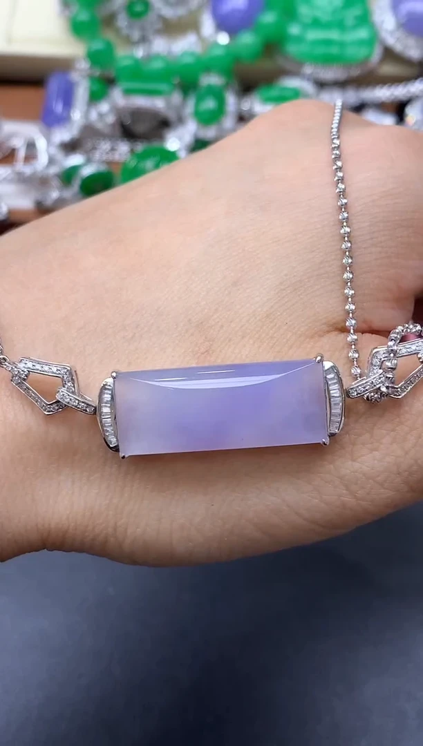 颈饰18K金镶嵌翡翠V****a343分单 总价8800