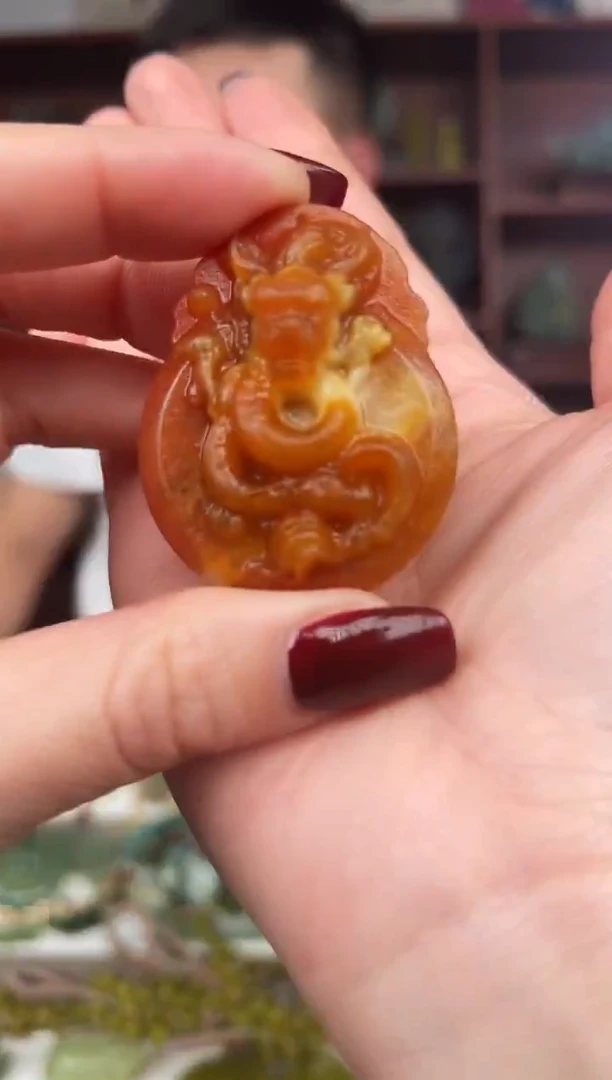 未镶嵌蛇纹石玉颈饰`