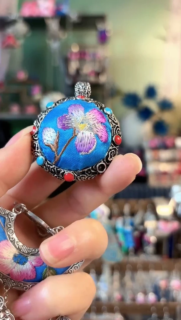 彩云南阁非遗老绣饰品222瑕疵*