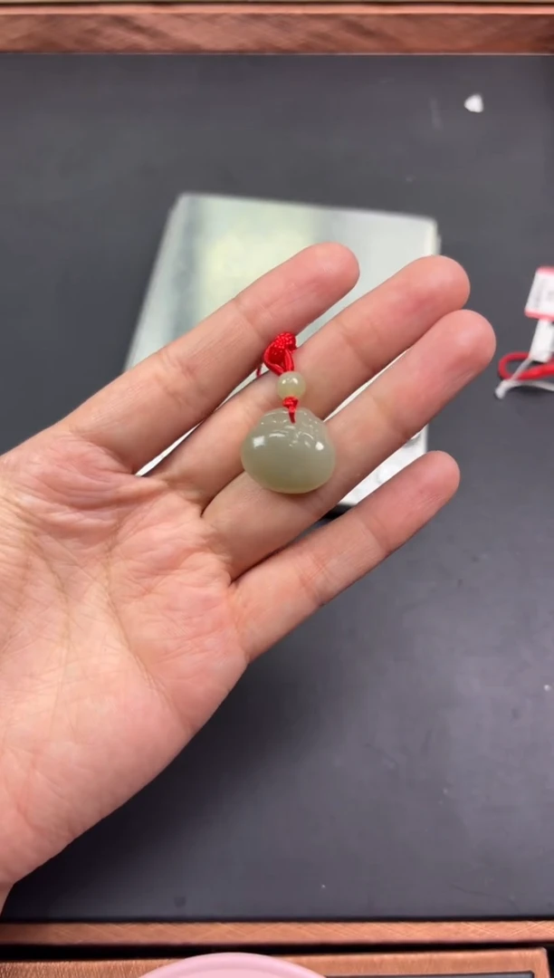 【闪购商品】和田玉吊坠(赠链)未镶嵌且末微色差近矿吊坠