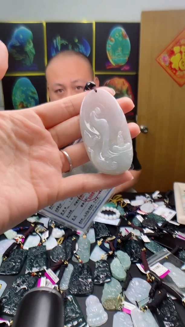 翡翠未镶嵌颈饰多样性发其一