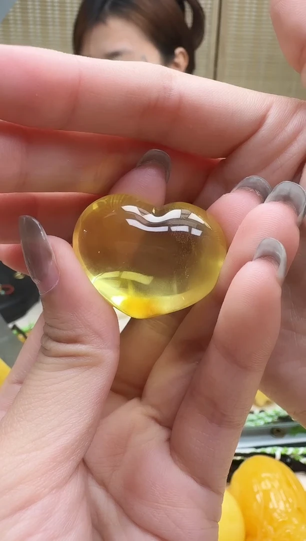 未镶嵌琥珀裸石如图