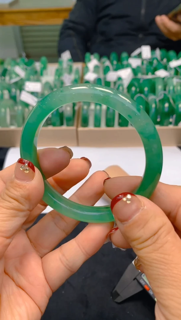 【闪购商品】石英质玉手镯未镶嵌冰美人非洲翠A货