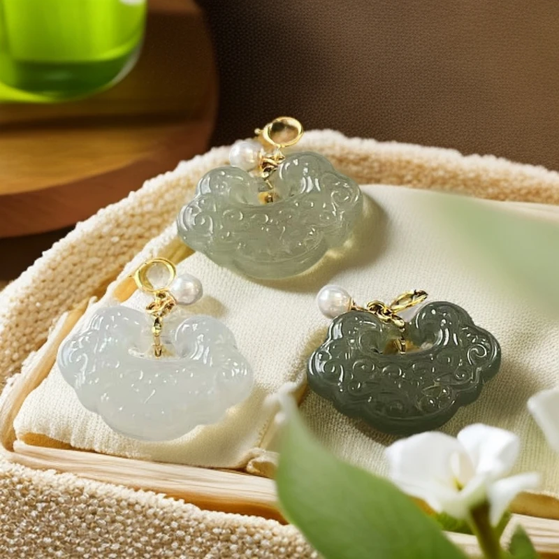 【巨伶石】和田玉满工雕刻祥云如意锁吊坠 （随机发一）