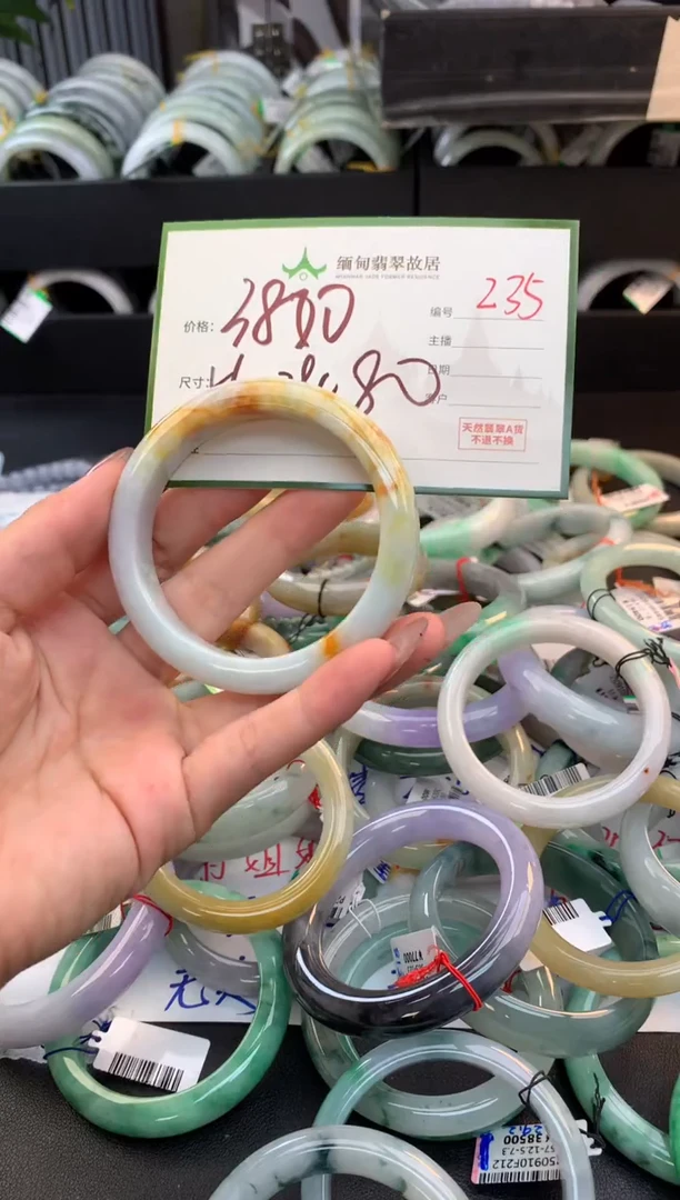 未镶嵌定制翡翠毛货需精细抛光+多人