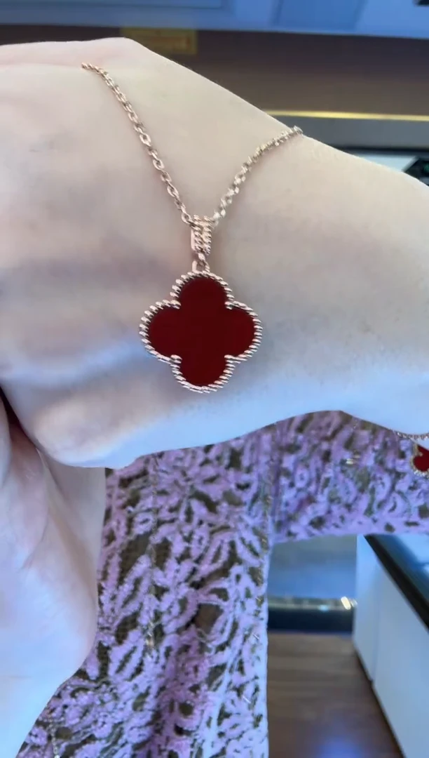 18K金镶嵌吊坠玛瑙/玉髓红花