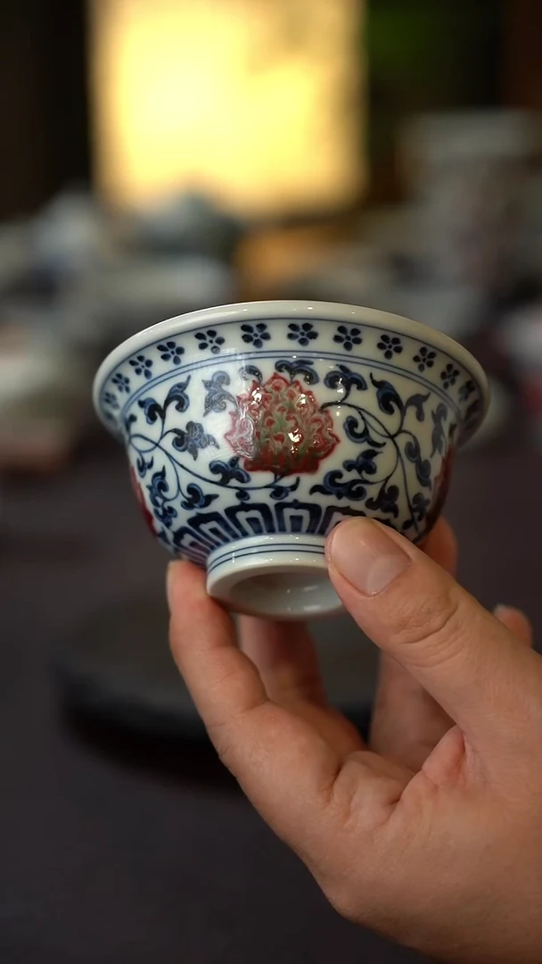 28号景德镇全手工手绘青花釉里红缠枝莲压手杯（大）