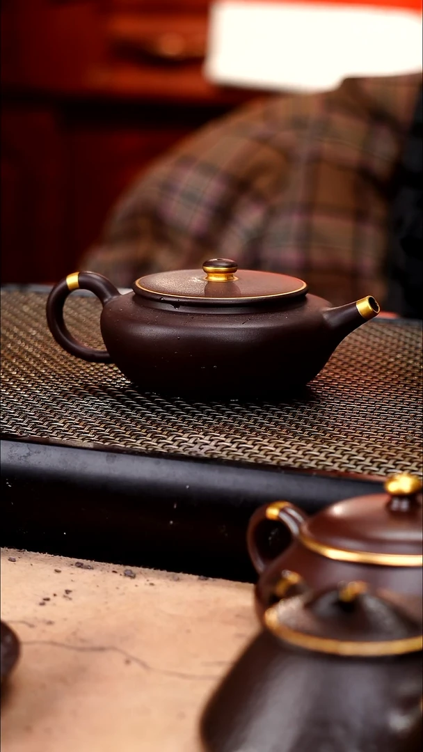 茶壶紫砂四号井茄皮紫泥描金扁晨150cc