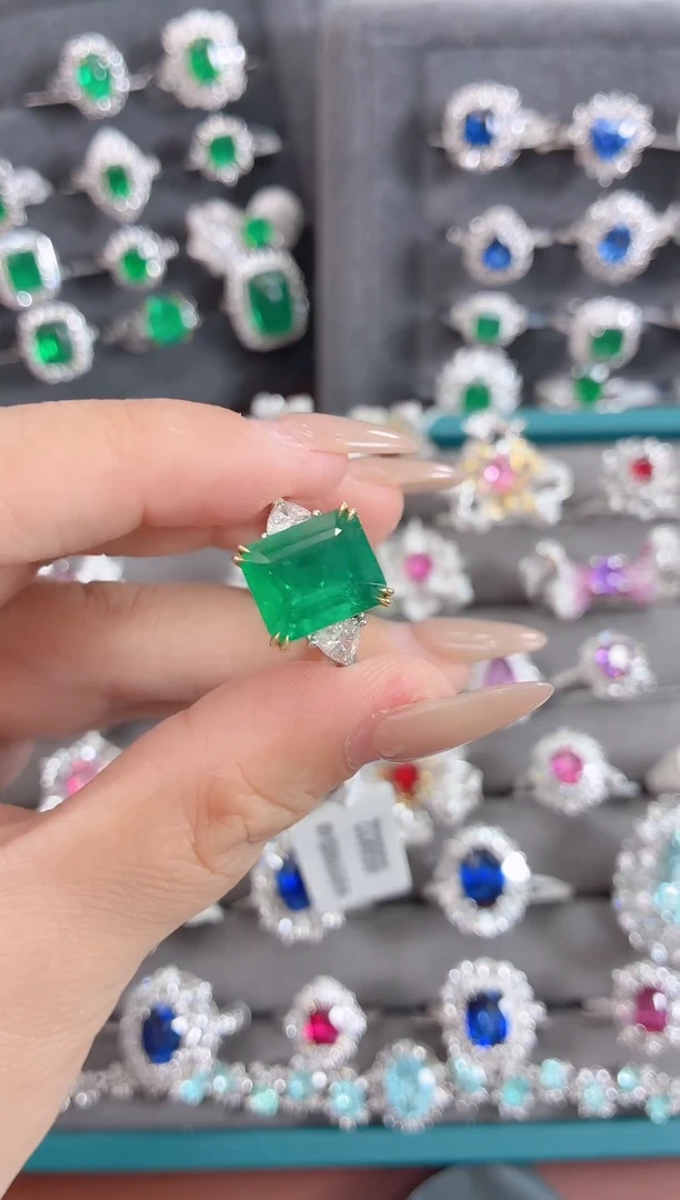 18K金镶嵌戒指祖母绿5.18克拉