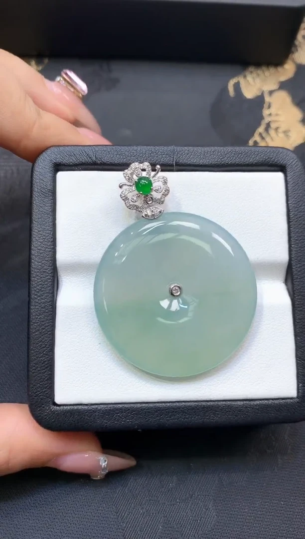 18K金镶嵌挂件翡翠扣子