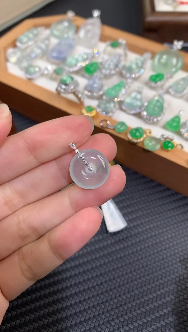 颈饰18K金镶嵌翡翠平安扣