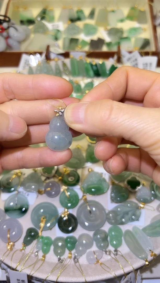 颈饰18K金镶嵌翡翠米**多葫芦