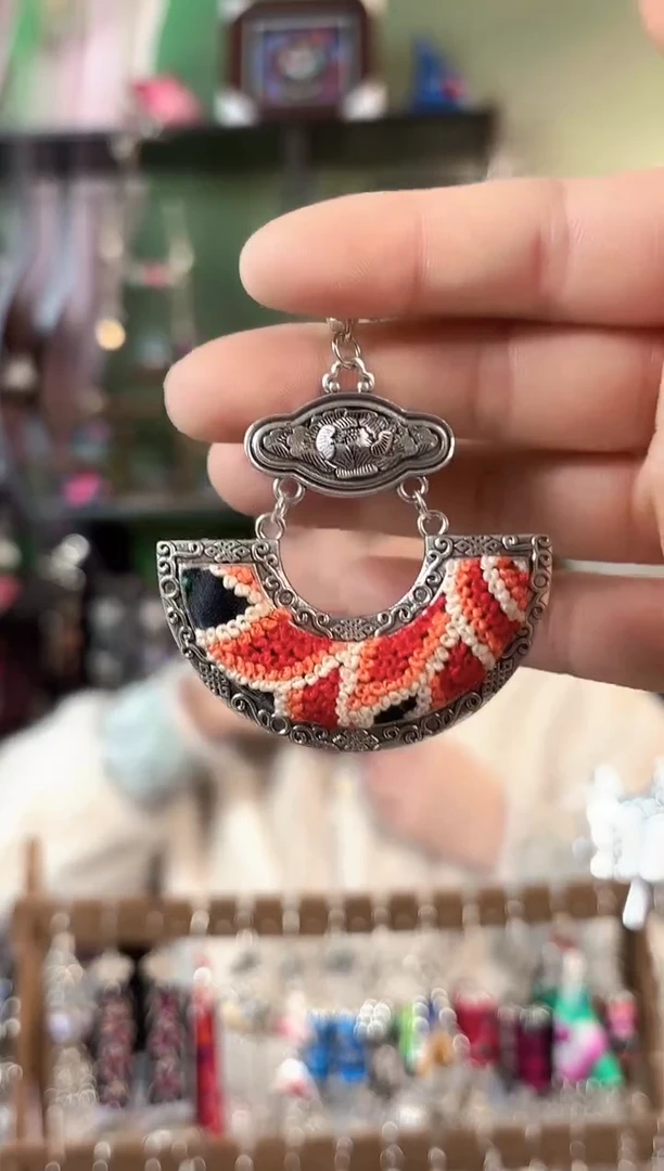 彩云南阁非遗老绣苗银饰品528