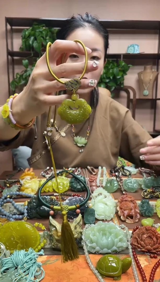 未镶嵌岫玉吊坠多样性发货发其中之一