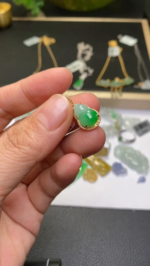 颈饰18K金镶嵌翡翠净货39053