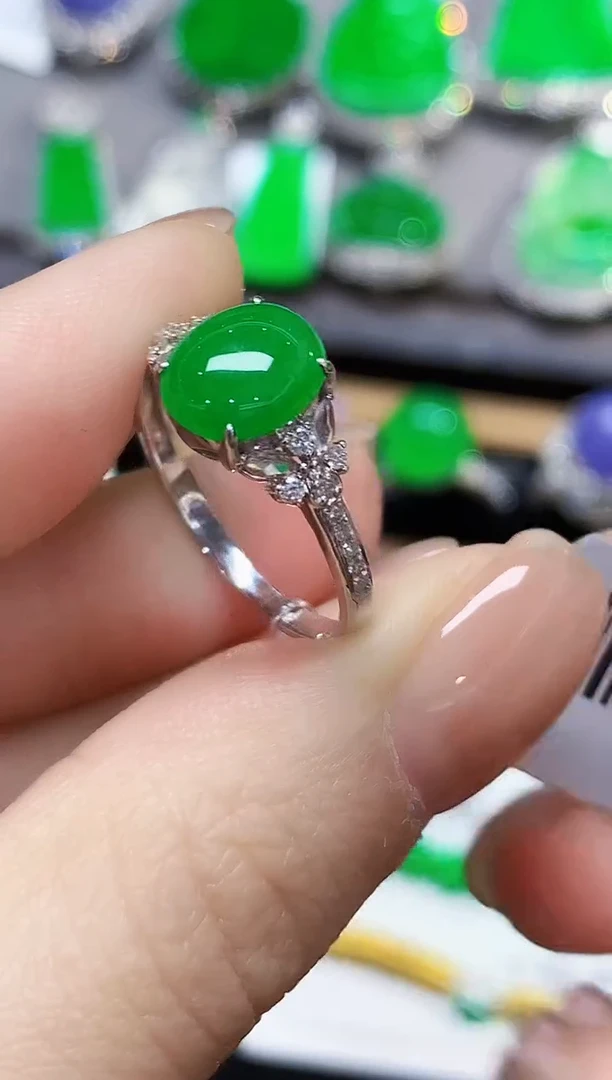 18K金镶嵌戒指翡翠多样性发其一