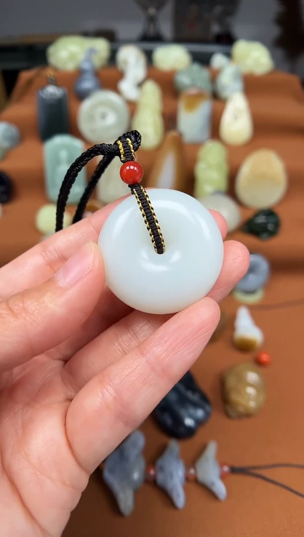 和田玉未镶嵌颈饰平安扣