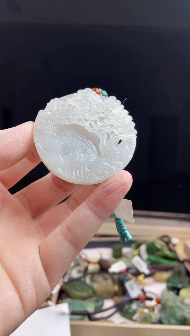 颈饰未镶嵌和田玉翠**。1