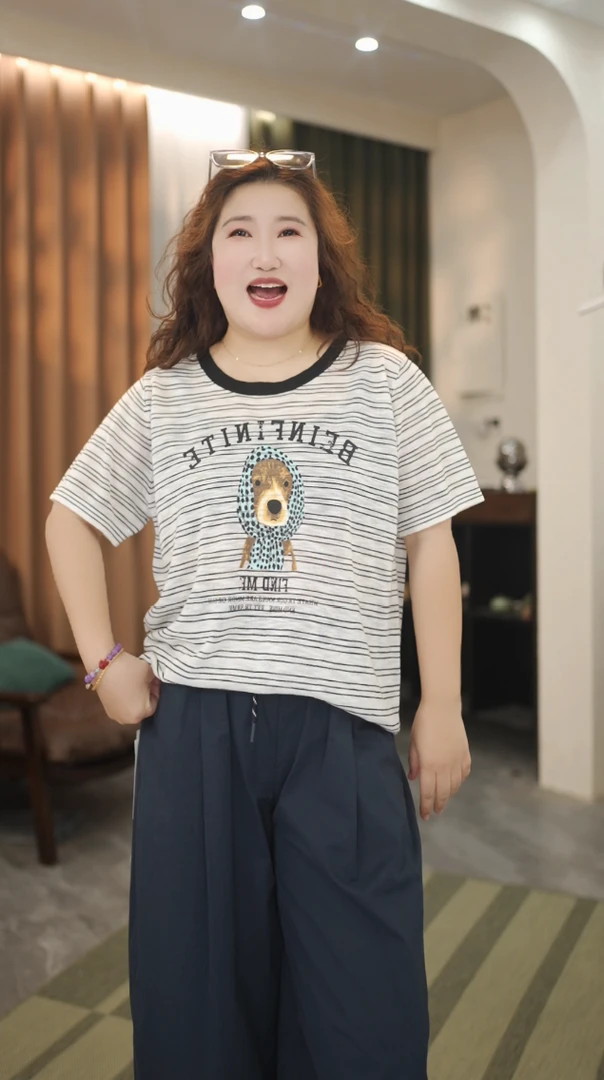 一只斑点狗条纹短袖