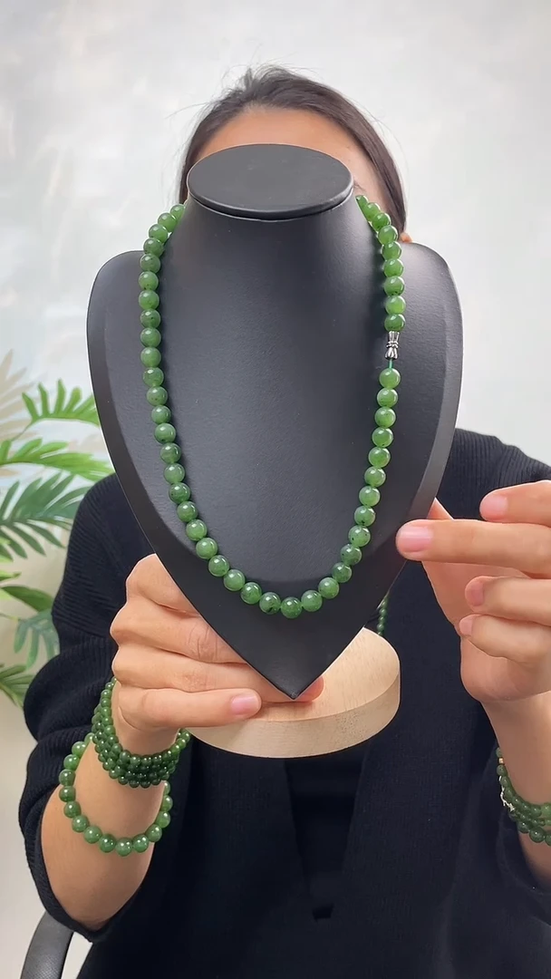 项链未镶嵌和田玉（碧玉）碧玉妈妈链 8±mm 有黑点
