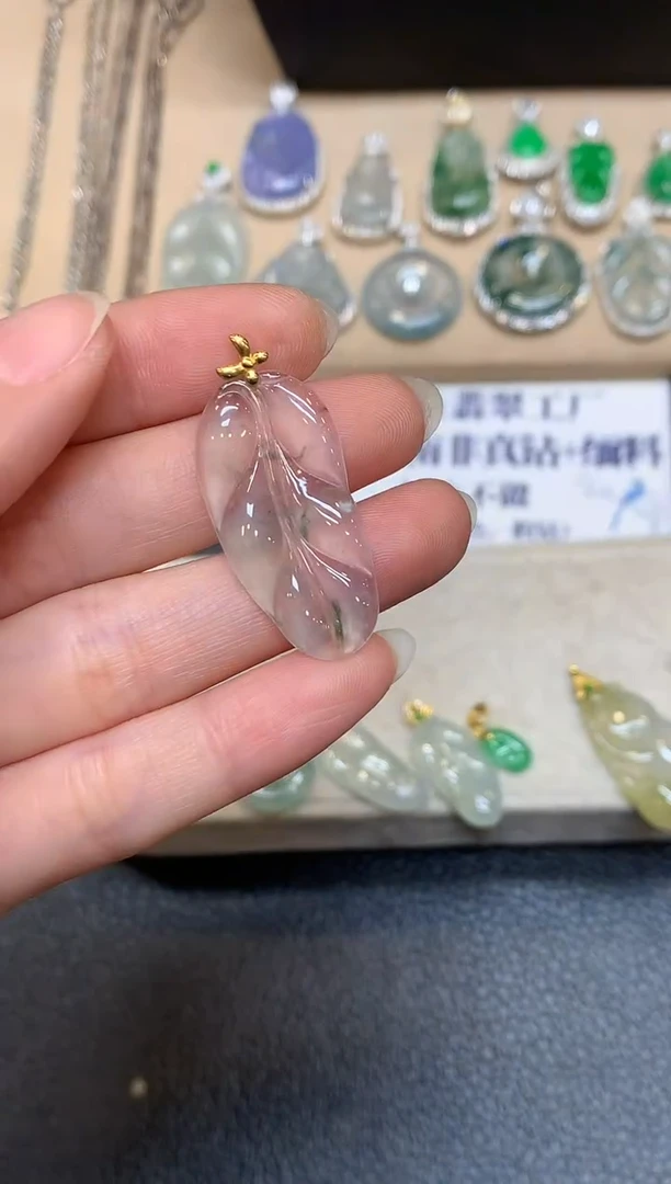 颈饰18K金镶嵌翡翠树叶【无服务费