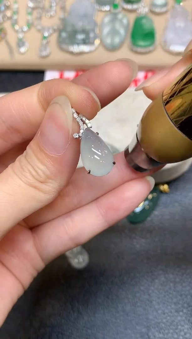 颈饰18K金镶嵌翡翠水滴【无服务费
