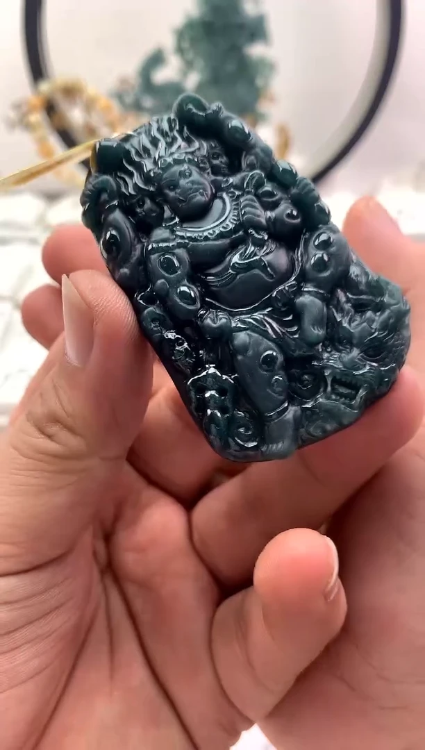 翡翠未镶嵌颈饰不动