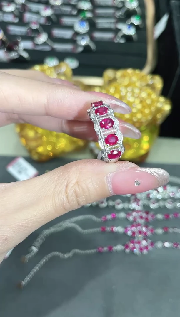 戒指18K金镶嵌红宝石戒指