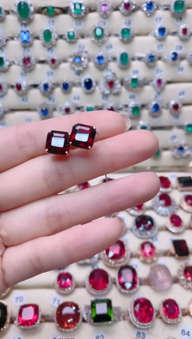 【闪购商品】石榴石18K金耳饰18K金镶嵌。