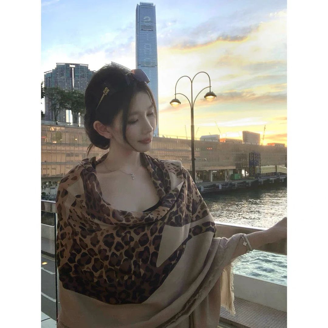 2025年秋季新款chic网红同款豹纹围巾披肩两穿短外套女
