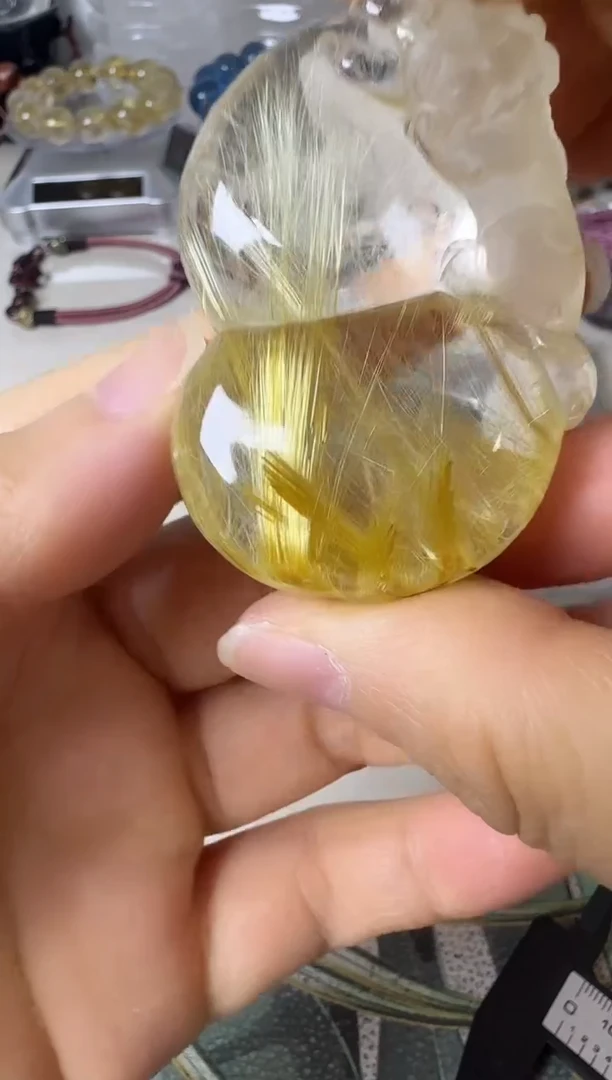 颈饰未镶嵌水晶矿坑