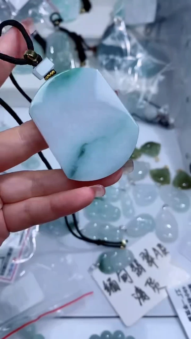 翡翠未镶嵌颈饰吊坠
