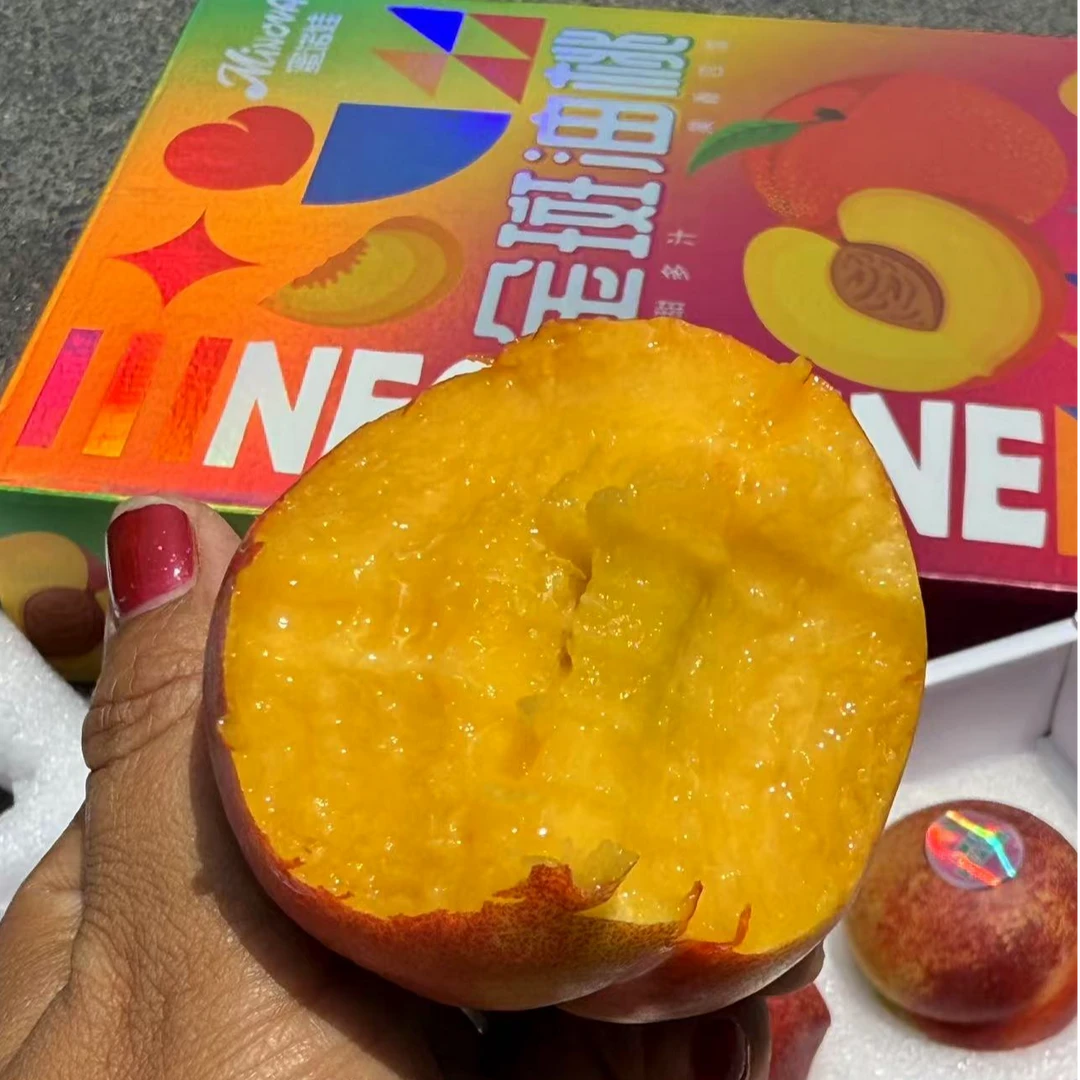 【蜜诺娃--金斑油桃】 桃香四溢  12-15枚装 毛重4.8斤左右 发河南