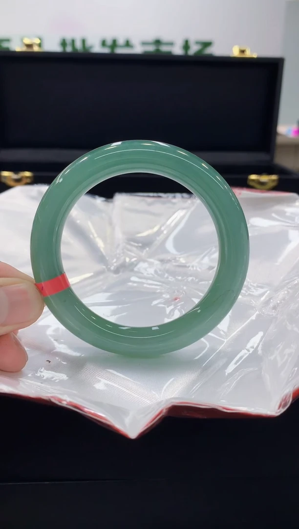 翡翠手镯未镶嵌手镯