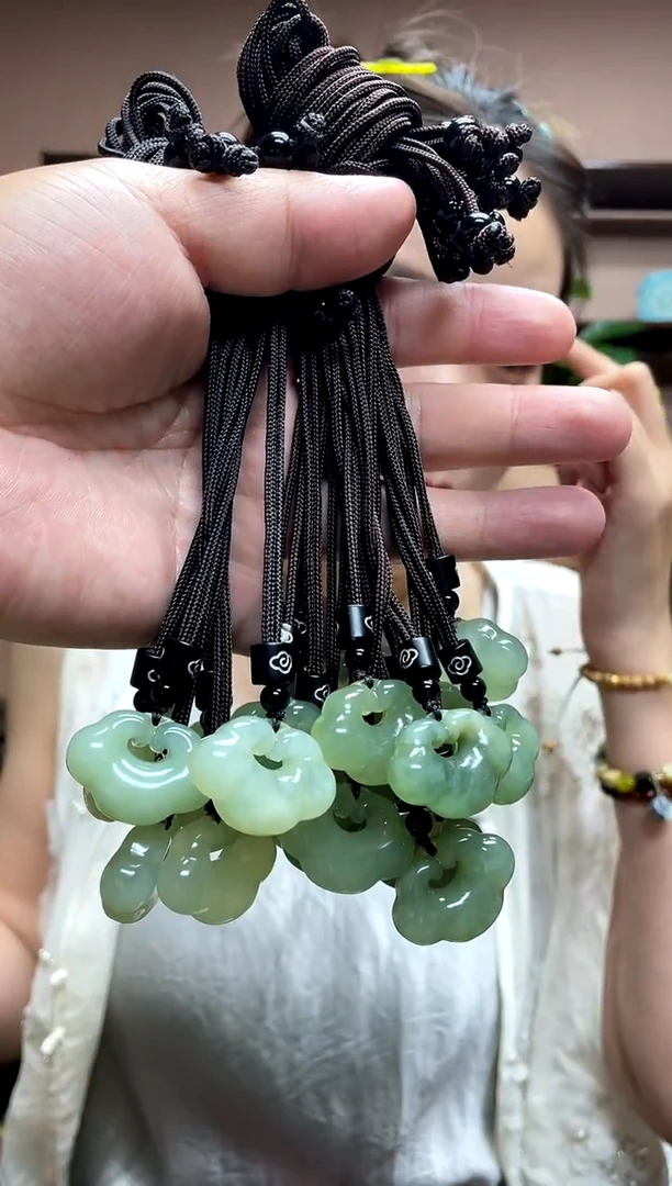 岫玉未镶嵌吊坠多样性发货发其中之一