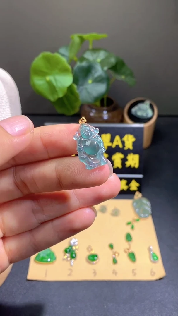 颈饰18K金镶嵌翡翠天然A货