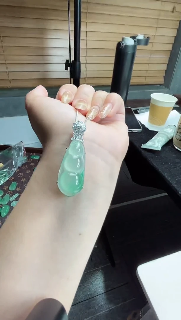 吊坠(赠链)银S925镶嵌石英质玉（非洲翠）29.150豆子