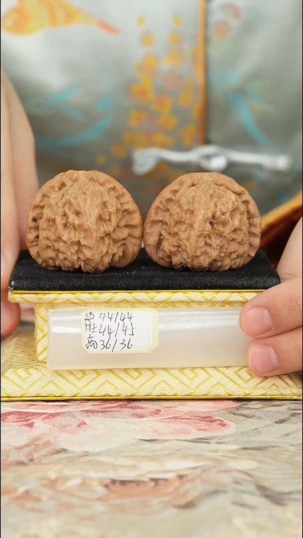 【闪购商品】文玩核桃把件白狮子