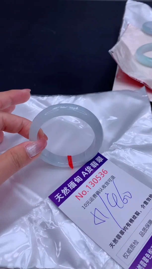 未镶嵌手镯翡翠有纹，完美者勿拍