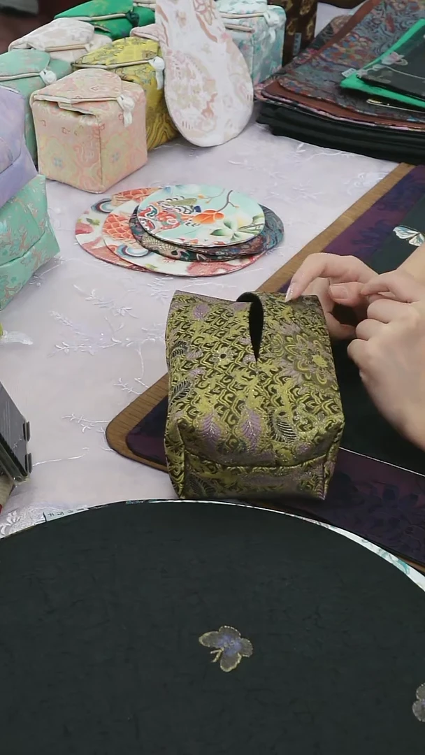 黑底金线纸巾包非常好看