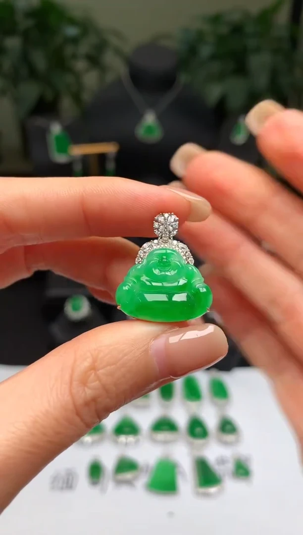 颈饰18K金镶嵌翡翠佛公